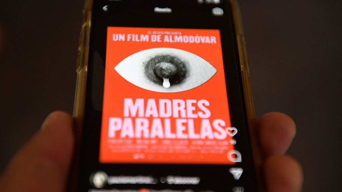 Instagram smazal režisérovi Almodóvarovi plakát k filmu. Kvůli bradavce